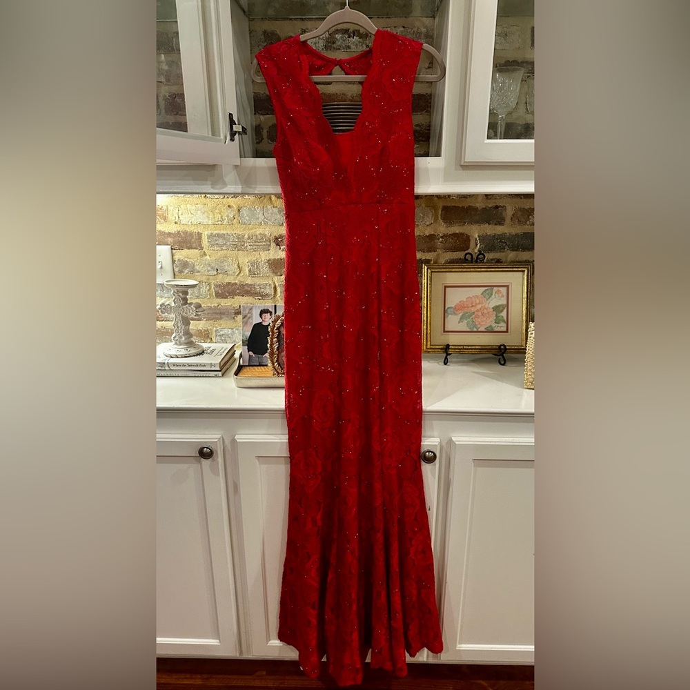 Elegant Red Sleeveless Gown